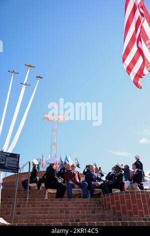 US-Militärangehörige, Veteranen und Mitglieder des Mt. Soledad Memorial Association Beobachten Sie eine Überführung während einer Zeremonie am Veterans Day am Mt. Soledad National Veterans Memorial in La Jolla, Kalifornien, 5. November 2022. Die Zeremonie zum Veteranentag sollte den Mut der Navajo Code Talker ehren, insbesondere ihr Wissen und ihren Beitrag zu den Marinesiegen im Zweiten Weltkrieg Stockfoto