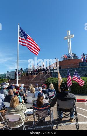 Todd Gloria, der Bürgermeister von San Diego, spricht während der Zeremonie zum Mount Soledad Veterans Day am Mount Soledad, La Jolla, Kalifornien, am 5. November 2022. Das Mt. Das Soledad National Veterans Memorial ist eines der einzigartigsten Veteranendenkmäler des Landes und liegt auf dem Mt. Soledad. Die Gedenkstätte hat mehr als 5.800 individuelle Veteranenhoch, eingebettet auf schwarzen Granittafeln, die an 11 gebogenen Wänden zu Ehren unserer Militärveteranen angebracht sind. Stockfoto