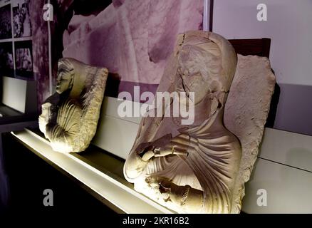 Damaskus. 24.. November 2022. Das am 24. November 2022 aufgenommene Foto zeigt die im syrischen Nationalmuseum in Damaskus, Syrien, erhaltenen Artefakte. Seit Beginn des 11-jährigen Krieges in Syrien wurden von den Behörden rund 35.000 gestohlene syrische Artefakte gefunden, wie ein Antiquitätenoffizier Xinhua am Sonntag mitteilte. Kredit: Ammar Safarjalani/Xinhua/Alamy Live News Stockfoto