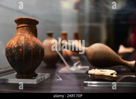 Damaskus. 24.. November 2022. Das am 24. November 2022 aufgenommene Foto zeigt die im syrischen Nationalmuseum in Damaskus, Syrien, erhaltenen Artefakte. Seit Beginn des 11-jährigen Krieges in Syrien wurden von den Behörden rund 35.000 gestohlene syrische Artefakte gefunden, wie ein Antiquitätenoffizier Xinhua am Sonntag mitteilte. Kredit: Ammar Safarjalani/Xinhua/Alamy Live News Stockfoto