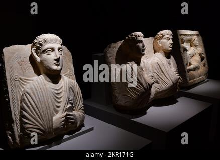 Damaskus. 24.. November 2022. Das am 24. November 2022 aufgenommene Foto zeigt die im syrischen Nationalmuseum in Damaskus, Syrien, erhaltenen Artefakte. Seit Beginn des 11-jährigen Krieges in Syrien wurden von den Behörden rund 35.000 gestohlene syrische Artefakte gefunden, wie ein Antiquitätenoffizier Xinhua am Sonntag mitteilte. Kredit: Ammar Safarjalani/Xinhua/Alamy Live News Stockfoto