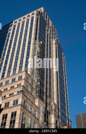 420 Fifth Avenue ist ein Hochhaus aus poliertem rotem Granit und Glas in Midtown, New York City, USA 2022 Stockfoto