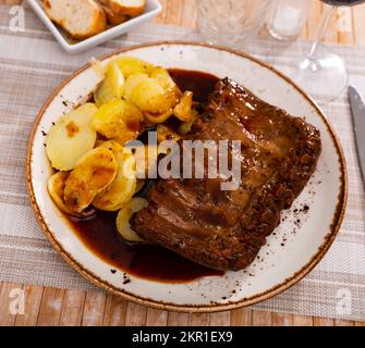 Gegrillte Rippchen mit Kartoffeln und Grillsoße Stockfoto