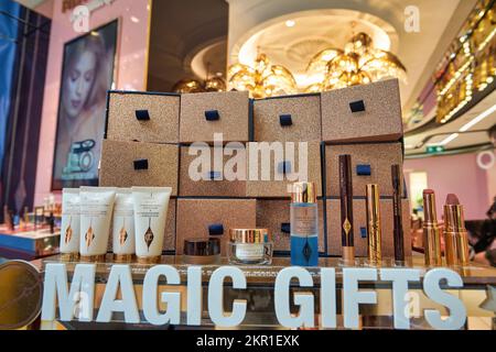 HONGKONG - CIRCA DEZEMBER 2019: Körperpflegeprodukte werden im Charlotte Tilbury Store im Einkaufszentrum im Stadtzentrum von Sha Tin ausgestellt. Stockfoto