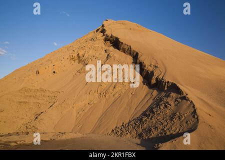 Ein Sandhügel im kommerziellen Sandkasten. Stockfoto