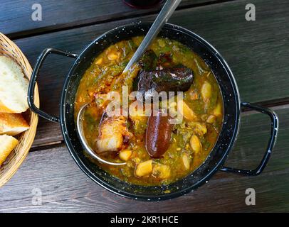 Pote Asturiano - dickes Töpfchen mit Wurst Stockfoto