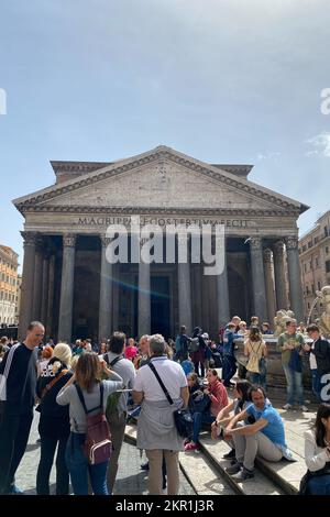 Italien, Rom - 27. Mai 2022. Das antike römische Pantheon ist eine berühmte Touristenattraktion von Rom. Die Leute besuchen die Piazza della Rotonda, den Platz mit dem Pantheon und E Stockfoto