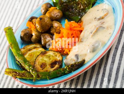 Gegrilltes Gemüse mit Pilzsauce Stockfoto