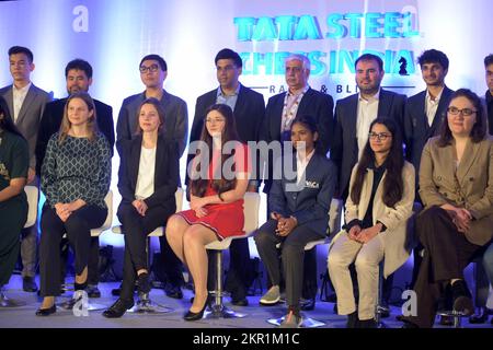 Kalkutta, Indien. 28.. November 2022. KALKUTTA, INDIEN - NOVEMBER 28: Viswanathan Anand mit Schachspielern von Frauen und Männern ist am 28. November 2022 auf der Pressekonferenz des TATA Steel Chess Tournament im Taj Bengal Hotel in Kalkutta, Indien, vertreten. (Foto: Samir Jana/Hindustan Times/Sipa USA) Guthaben: SIPA USA/Alamy Live News Stockfoto