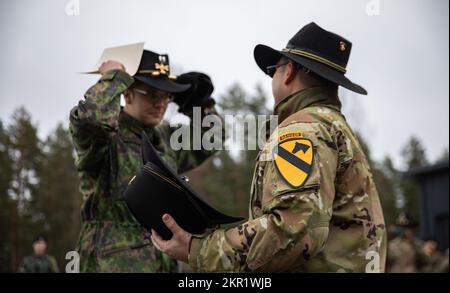 USA Oberstleutnant Levi Thompson, Befehlshaber der 6.. Staffel, 9.. Kavallerie-Regiment, 3.. Bewaffnete Brigaden-Kampfeinheit, 1.. Kavallerie-Division (3-1 ABCT), operativ der 1.. Infanterie-Division (1 ID) zugewiesen, präsentiert finnischen Kapitän Jose Mäntäylä, den Übungsplaner, Mit der Unterschrift der Kavallerieeinheit Stetson bei einer Zeremonie während Hammer 22, einer jährlichen Übung der Streitkräfte, die vom finnischen Hauptquartier der Armee, der Panzerbrigade, der Pori-Brigade, der Karelia-Brigade, dem UTI Jaeger Regiment and Logistics Department of the Defense Forces in Niinisalo, Finnland, am 5. November 2022 durchgeführt wird. Der 3-1 Stockfoto