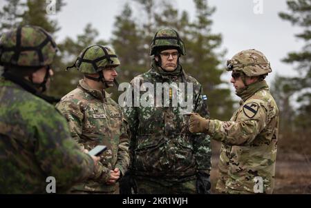 USA Oberstleutnant Levi Thompson, Befehlshaber der 6.. Staffel, 9.. Kavallerie-Regiment, spricht mit Oberst John B. Gilliam, Befehlshaber der 3.. Panzerbrigade-Kampfeinheit, 1.. Kavallerie-Division (3-1 ABCT), und finnischem Kapitän Jose Mäntäylä, Als Vorstandsbeobachter, die der operativ der 1.. Infanterieabteilung (1 ID) zugeteilten Einheit zugeteilt sind, führen neben dem finnischen Hauptquartier der Armee, der Panzerbrigade, der Pori-Brigade, der Karelia-Brigade, dem UTI Jaeger Regiment and Logistics Department of the Defense Forces in Niinisalo (Finnland) am 5. November 2022 eine Feuerausbildung durch. Das 3-1-ABCT gehört dazu Stockfoto