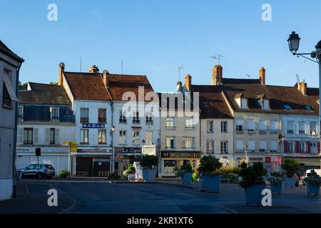 Sommerstraßen der Montmirail Altstadt, Frankreich Stockfoto