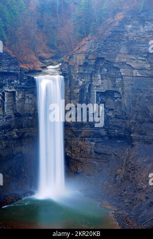 Taughannock Falls fällt in eine große Schlucht in der Finger Lakes-Region des Staates New York Stockfoto