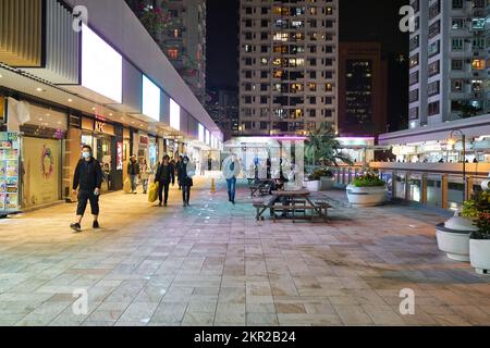 HONGKONG - CIRCA DEZEMBER 2019: Sha Tin Stadtlandschaft bei Nacht. Stockfoto