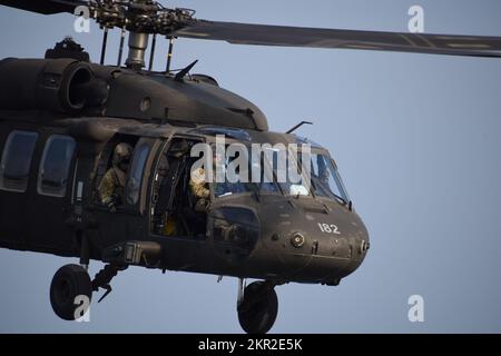 USA 3 Nicholas Belizzi und 3 Justin Wocel, beide UH-60m Black Hawk Helikopterpiloten mit 3.. Bataillon, 142.. Luftregister, an 36.. Kampfluftfahrtbrigade angeschlossen, starten von der USS Lewis B. Puller im Persischen Golf, 9. November 2022. Zwei US-Dollar Army UH-60m Black Hawk Hubschrauber von 3-142 AHB und zwei AH-64E Apaches vom 1.. Bataillon, 101.. Luftfahrtregiment, Attack Helicopter Battalion, ebenfalls dem 36. CAB angeschlossen, führten Deckslandungen durch, um die Betriebsverfahren der USA zu erlernen Die Marine Stockfoto