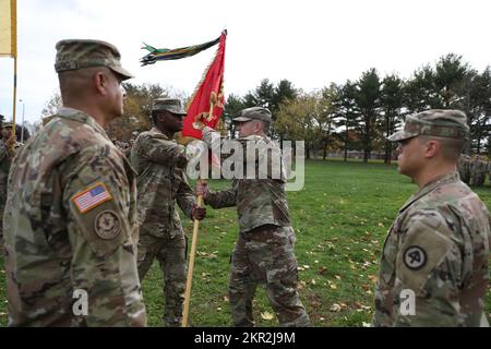 USA Kommandoleiter Major Ian Brundage, Mitte rechts, ausgehender Kommandofeldwebel Major, 3.. Bataillon, 112.. Artilleriegiment, New Jersey Army National Guard, erhält die Farben von Sergeant 1.. Klasse Edward Kosso, Mitte links, Bataillonsführer, 3.. Bataillon, 112.. Artilleriegiment, New Jersey Army National Guard, Während der Verantwortungswechselzeremonie in Sharp Field auf der Joint Base McGuire-Dix-Lakehurst, New Jersey, 6. November 2022. Vor dem Wechsel der Verantwortung fand eine Einführungszeremonie für nicht kommissionierte Offiziere (NCO) statt, um alle neuen NCOs des zu würdigen Stockfoto