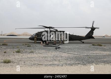 USA Armee-Flugbesatzung vom 3.. Bataillon, 142.. Luftfahrtregiment, Assault Helicopter Bataillon, angeschlossen an die 36.. Kampfluftfahrtbrigade, bereiten Sie einen UH-60m Black Hawk Helikopter in der Udairi Landing Zone in Camp Buehring, Kuwait vor, 10. November 2022. Zwei US-Dollar Army UH-60m Black Hawk Hubschrauber mit 3-142. AHB und zwei AH-64E Apache Hubschrauber mit 1. Bataillon, 101. Aviation Regiment, Attack Helicopter Battalion, ebenfalls an die 36. CAB angeschlossen, führten Deckslandungen durch, um die Betriebsverfahren der USA zu erlernen Navy am selben Tag. 36. CAB, mobilisiert als Task Force Mustang, Stockfoto