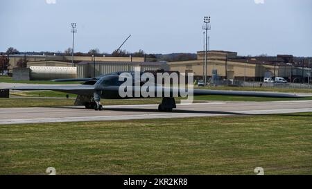 Ein B-2 Spirit Tarnbomber, der den Taxis des 509. Bomb Wing zur Landebahn am Whiteman Air Force Base, Missouri, zugewiesen wurde, 7. November 2022. Die B-2 nahm an Spirit Vigilance Teil, einer Routineübung, bei der die Bereitschaft des Flügels zur Durchführung von Abschreckungs- und Kampfeinsätzen geprüft werden sollte. (USA Air Force Foto von Airman 1. Class Hailey Farrell) Stockfoto