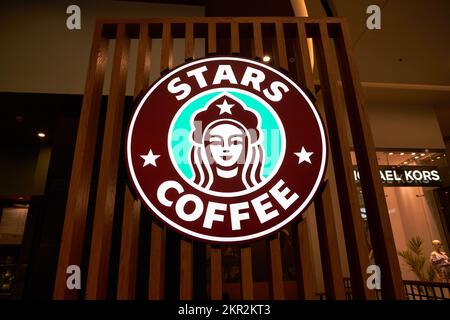 SANKT PETERSBURG, RUSSLAND - CA. SEPTEMBER 2022: Nahaufnahme des Stars Coffee Schilds wie in der Galeria Shopping Mall. Stars Coffee ersetzte Starbucks Stockfoto