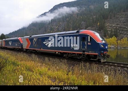 Amtrak-Personenzug entlang der Empire Builder Route durch das Kootenai River Valley im Nordwesten von Montana. (Foto: Randy Beacham) Stockfoto