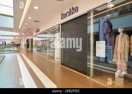 SANKT PETERSBURG, RUSSLAND - CA. SEPTEMBER 2022: Innenaufnahme des Einkaufszentrums Galeria. Stockfoto