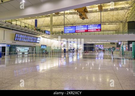 HONGKONG - CA. DEZEMBER 2019: Ankunft in Halle B am internationalen Flughafen Hongkong Terminal 1. Stockfoto