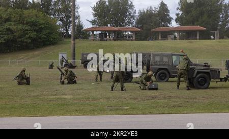 Mitglieder der 15. Brigade, Japan Ground Self Defense Force (JGSDF), führen Artillerieoperationen während einer Trainingsereignis in Camp Naha, Okinawa, Japan, am 6. November 2022 durch. Die 15. Helo-Einheit führte ein Flugtraining durch, das mit dem 12. Jahrestag der JGSDF 15. Brigade zusammenfiel. SEEFLUGZEUGFLÜGEL, Verbündete und Partner, JGSDF, USMCNews, Stockfoto