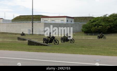 Mitglieder der 15. Brigade, Japan Ground Self Defense Force (JGSDF), führen Motorradoperationen während einer Trainingsveranstaltung in Camp Naha, Okinawa, Japan, am 6. November 2022 durch. Die 15. Helo-Einheit führte ein Flugtraining durch, das mit dem 12. Jahrestag der JGSDF 15. Brigade zusammenfiel. SEEFLUGZEUGFLÜGEL, Verbündete und Partner, JGSDF, USMCNews, Stockfoto