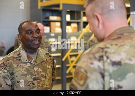 USA Air Force Chief Master Sgt. Maurice L. Williams, Kommandochef, Air National Guard trifft auf Staff Sgt. Jerry Bowing, ein Materialverwaltungsspezialist, der dem Air Force Reserve 434. Air Tanken Flügel zugewiesen ist und derzeit im 180.. Kampfflügel der Ohio Nationalgarde (FW) ausgebildet ist, während eines Besuchs in Swanton, Ohio, 6. November 2022. Chief Williams besuchte die 180 FW, um seine Vision für Führungsqualitäten vorzustellen und die Dynamik und die einzigartigen Bedürfnisse von Airmen und ihren Einheiten zu bewerten. Stockfoto