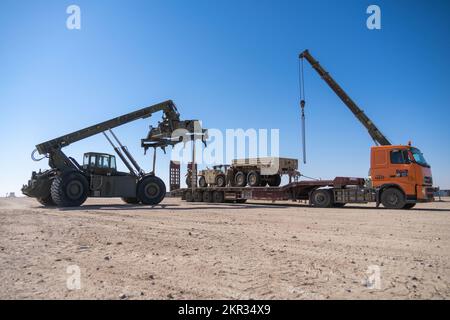 USA Bei einem Besuch von Oberst Seth Morgulas, Befehlshaber der 369.. Nachhaltigkeits-Brigade, Task Force Hellfighter, Camp Buehring, Kuwait, 21. November, haben Soldaten der 252. Composite Supply Company ihre Ausrüstung und Fahrzeuge sicher betrieben. 2022. Morgulas unternahm während eines Besuchs mit dem 497.. Combat Sustainment Support Battalion, Task Force Renegade, unter dem Kommando von LT. Colonel Timothy Crispin, dem 336.. Combat Sustainment Support Battalion, Task Force Red Ball, unter dem Kommando von LT. Colonel Lewis Gray, Und das 82.. Finanzbataillon, Task Force Diamond, unter dem Kommando von LT. Colonel Adrian Plat Stockfoto