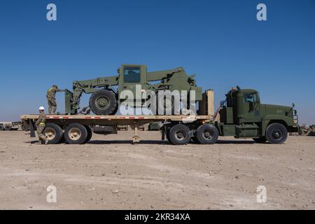 USA Bei einem Besuch von Oberst Seth Morgulas, Befehlshaber der 369.. Nachhaltigkeits-Brigade, Task Force Hellfighter, Camp Buehring, Kuwait, 21. November, haben Soldaten der 252. Composite Supply Company ihre Ausrüstung und Fahrzeuge sicher betrieben. 2022. Morgulas unternahm während eines Besuchs mit dem 497.. Combat Sustainment Support Battalion, Task Force Renegade, unter dem Kommando von LT. Colonel Timothy Crispin, dem 336.. Combat Sustainment Support Battalion, Task Force Red Ball, unter dem Kommando von LT. Colonel Lewis Gray, Und das 82.. Finanzbataillon, Task Force Diamond, unter dem Kommando von LT. Colonel Adrian Plat Stockfoto