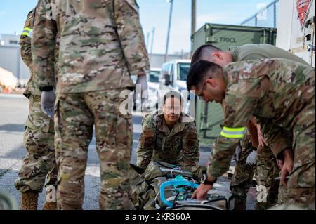 Mitglieder der 355. Medical Group und der 563. Rescue Group führen nach Durchführung eines Evakuierungsübungsszenarios im Rahmen der Übung Bushwhacker 22-07 an der Naval Air Station Oceana, Virginia, am 6. November 2022 medizinische Ausbildungsmaßnahmen an einer Trainingpuppe durch. Die Übung fand vom 1. Bis 10. November an verschiedenen Orten in Virginia statt. Medizinische Teams führten während der gesamten Dauer der Übung 21 interne Trainingsszenarien durch. Stockfoto