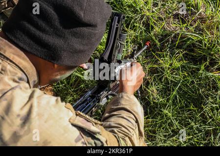 Ingenieursoldaten bilden das 84. Ingenieur-Bataillon, 130. Ingenieur-Brigade, 8. Theater Sustainment Command, führen vorbeugende Wartung an ihren Fahrzeugen und Waffensystemen durch, bevor ein großer Angriff während der Übung Joint Pacific Multinary Readiness Center 23, 6. November 2022, Pohakuloa Training Area, Hawaii. Stockfoto