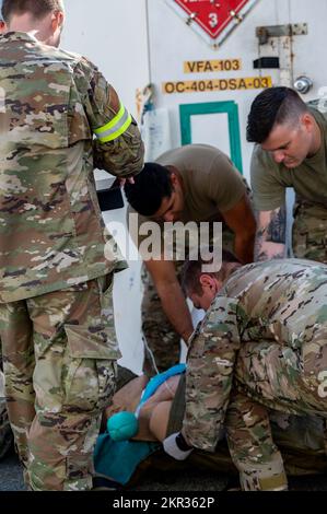 Mitglieder der 355. Medical Group und der 563. Rescue Group führen nach Durchführung eines Evakuierungsübungsszenarios im Rahmen der Übung Bushwhacker 22-07 an der Naval Air Station Oceana, Virginia, am 6. November 2022 medizinische Ausbildungsmaßnahmen an einer Trainingpuppe durch. Die Übung fand vom 1. Bis 10. November an verschiedenen Orten in Virginia statt. Medizinische Teams führten während der gesamten Dauer der Übung 21 interne Trainingsszenarien durch. Stockfoto