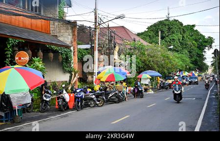 Bali, Indonesien - 16. September 2022; Menschen, die ihre Produkte in der Hauptstraße, Ubud, Bali, Indonesien, ansiedeln Stockfoto