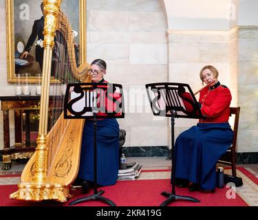 Washington, Usa. 28.. November 2022. Mitglieder der „The President's own“ United States Marine Band, die bei einer Vorschau der Weihnachtsdekorationen im Weißen Haus auftreten. Kredit: SOPA Images Limited/Alamy Live News Stockfoto