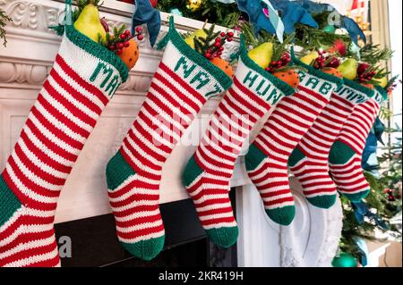 Washington, Usa. 28.. November 2022. Strümpfe hängen im State Dining Room an einem Kamin und werfen einen Blick auf die Weihnachtsdekorationen im Weißen Haus. Kredit: SOPA Images Limited/Alamy Live News Stockfoto