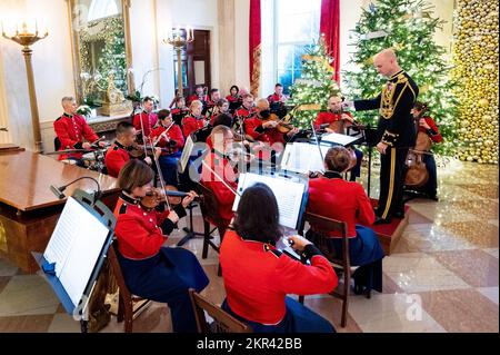 Washington, Usa. 28.. November 2022. „The President's Own“ United States Marine Band, die im Weißen Haus eine Vorschau der Weihnachtsdekorationen präsentiert. Kredit: SOPA Images Limited/Alamy Live News Stockfoto