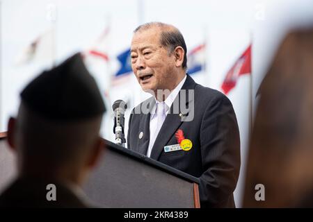 Masanori Matsugawa, Bürgermeister von Ginowan, Okinawa, gibt am 7. November 2022 einleitende Bemerkungen vor der Unterzeichnung einer lokalen Durchführungsvereinbarung zu Camp Foster, Okinawa, Japan. Die LIA für begrenzte Katastrophenvorsorge ermöglicht den Evakuierten einen schnellen und direkten Weg in höhere Gebiete oder Unterkünfte auf teilnehmenden Stützpunkten des Marine Corps unmittelbar vor, während oder nach einer Naturkatastrophe. Die Unterzeichnung stellt einen entscheidenden Schritt zum Schutz der Bürger der lokalen Gemeinschaften dar und bekräftigt das Engagement der USA, Japan im Falle einer Naturkatastrophe zu helfen. Stockfoto