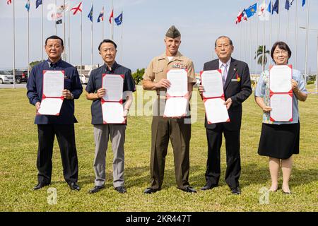 Von links: Hajime Nakama, Bürgermeister von Kin, Okinawa, Akira Nakamatsu, stellvertretender Bürgermeister von Chatan, Okinawa, USA Generalmajor des Marine Corps Stephen E. Liszewski, der kommandierende General der Marine Corps Installations Pacific, Masanori Matsugawa, Bürgermeister von Ginowan, Okinawa, und Chiemi Oshiro, Vizebürgermeister von Urasoe, Okinawa, posieren für ein Gruppenfoto nach Unterzeichnung eines lokalen Durchführungsabkommens über Camp Foster, Okinawa, 7, 2022. Die LIA für eine begrenzte Katastrophenvorsorge ermöglicht den Evakuierten einen schnellen und direkten Weg in höhere Gebiete oder Unterkünfte auf den teilnehmenden Stützpunkten des Marine Corps Stockfoto