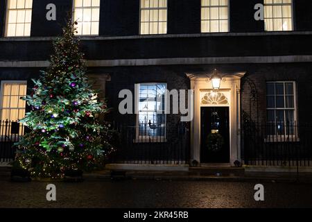 London, Großbritannien. 28.. November 2022. Allgemeiner Blick auf den Weihnachtsbaum nach dem Einschalten in der Downing Street, London. Kredit: SOPA Images Limited/Alamy Live News Stockfoto