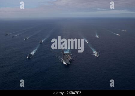 Der erstklassige Flugzeugträger USS Gerald R. Ford (CVN 78) dampft im Atlantik in Formation mit der deutschen Fregatte FGS Hessen (F 221), dem Lenkrakenkreuzer USS Normandy (CG 60) der Ticonderoga-Klasse, der dänischen Fregatte HDMS Peter Willemoes (FFH 362), der kanadischen Fregatte HMCS Montreal (FFH 336), Die Arleigh Burke-Klasse, der Lenkrakenzerstörer USS Thomas Hudner (DDG 116), die spanische Armada-Fregatte Álvaro de Bazán (F 101), die niederländische Fregatte HNLMS De Zeven Povincien (F 802), die französische Fregatte FS Chevalier Paul (D 621), die niederländische Fregatte HNLMS Van Amstel (F 831) und die Arleigh Stockfoto