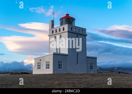 Malerischer Blick auf den historischen Leuchtturm von Dyrhólaeyjarviti auf der Halbinsel Dyrhólaey unter einem dramatischen bewölkten Himmel, Island, in der Nähe von Vík í Mýrdal und Route 1 Stockfoto