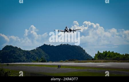 Ein A-10C Thunderbolt II, der dem 23.. Flügel, Luftwaffenstützpunkt Moody, Georgia, zugeteilt wurde, startet vom Palau International Airport, Republik Palau, 7. November 2022. Die 23-Arbeitsgruppe entsandte die Andersen AFB, um an einer dynamischen Übung zur Zwangsbeschäftigung teilzunehmen, um die Bereitschaft in einem geografisch getrennten Umfeld aufrechtzuerhalten. Das 36.. Notfalleinsatzgeschwader hat auch entsandte Mitglieder nach Palau weitergeleitet, um die Flugverkehrskontrolle für Die A-10-Einheit zu unterstützen. Stockfoto