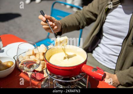 Fondue im schweizer Restaurant Lötschberg, Bern, Schweiz Stockfoto