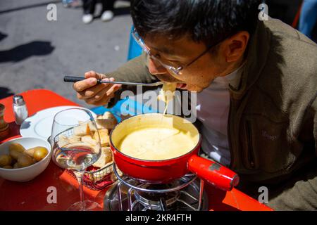 Asiatische Touristen essen Fondue im Lötschberg schweizer Restaurant, Bern, Schweiz Stockfoto