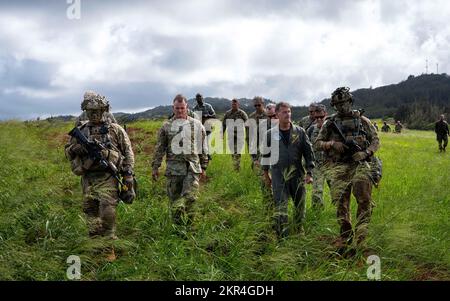 221107-N-XC372-3132 OAHU, Hawaii (7. November 2022), ADM. John C. Aquilino, Commander of U.S. Kommando Indo-Pacific, Mitte-Rechts, und General Charles A. Flynn, kommandierender General der USA Army Pacific, Mitte links, besuchen Sie während der Aktivitäten des Joint Pacific Multinational Readiness Center (JPMRC) einen Kampfplatz. Hochrangige Joint-Force-Leiter nahmen an JPMRC-Einsätzen mit Service-Mitgliedern Teil, um die gemeinsame Interoperabilität aus erster Hand zu betrachten. Stockfoto