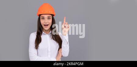 Frau Einzelgesichtsporträt, Banner mit Musterkopie. Erstaunte Geschäftsfrau in Bauherr-Schutzhelm. Chefarchitekt Ingenieur. Stockfoto