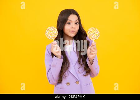 Hipster Teenager Kind Mädchen lecken Lollypop. Zucker Ernährung, Süßigkeiten und Süßigkeiten. Kind isst Lollipop-Popsicle. Stockfoto