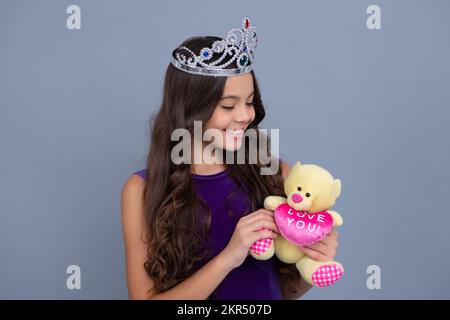 Teenager Prinzessin Kind feiert Erfolg Sieg und Sieg. Teen Mädchen in Königin Krone. Glückliches Mädchengesicht, positive und lächelnde Emotionen. Stockfoto